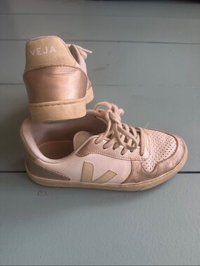 Veja girls Rose Gold & Cream Leather Sneakers size 5